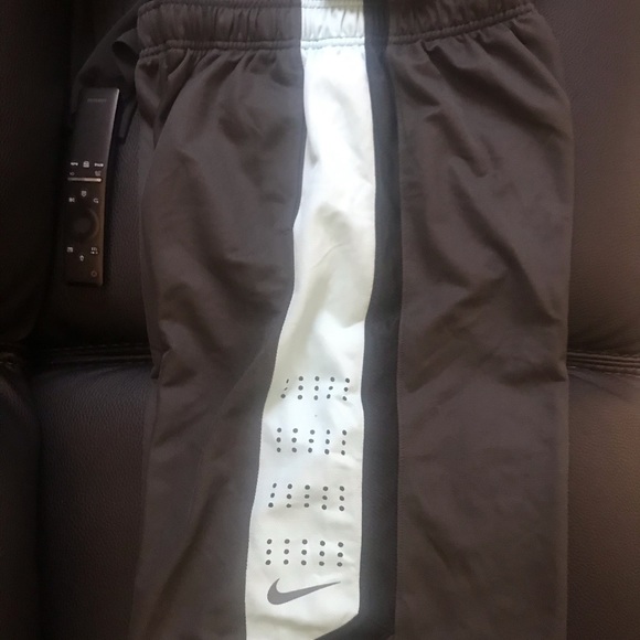 Nike Youth’s Elite Basketball Short Sz L and XL - Picture 1 of 5